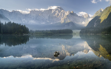 panorama górskiego jeziora w Alpach włoskich