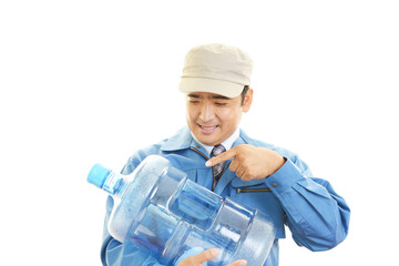 ボトルを運ぶ笑顔の男性