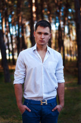 Портрет парня в лесу