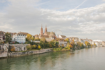Fototapeta na wymiar Basel, Altstadt, Rhein, Münster, Kirche, Flusslauf, Schweiz