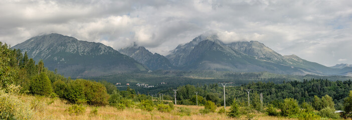 Obraz premium Panoramiczny widok na górskie szczyty