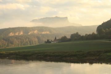 Blick über die Elbe zum Lilienstein im Herbstnebel © holger.l.berlin