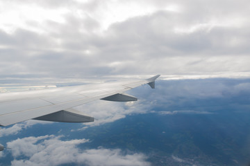 Fototapeta na wymiar Blick aus Flugzeug, Tragfläche
