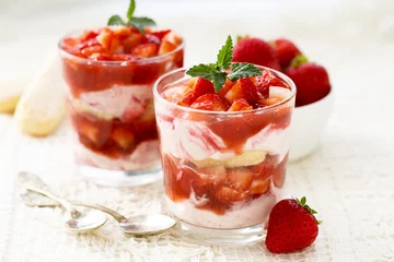 Foto auf Acrylglas Dessert Erdbeerdessert mit frischen Beeren