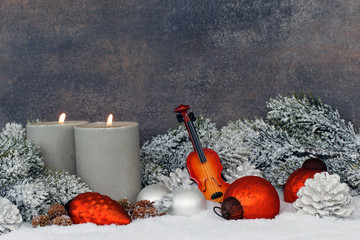 Weihnachtsdeko im Schnee