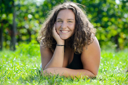 Ragazza sdraiata sul prato