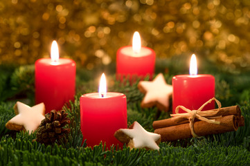 Adventskranz mit roten Kerzen