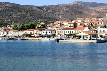 Fototapeta na wymiar galaxidi town next to the Mediterranean sea in greece 