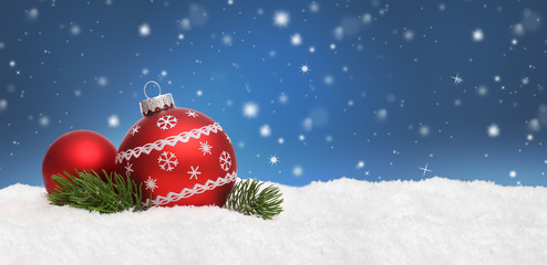Naklejka premium Weihnachtshintergrund mit Kugeln / Himmel / Schnee