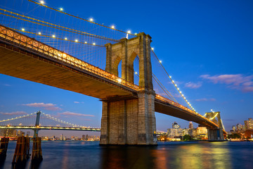 Brooklyn Bridge bij schemering in New York City
