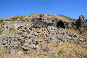 Руины построек и хачкары в монастыре Тсахацкар в Армении