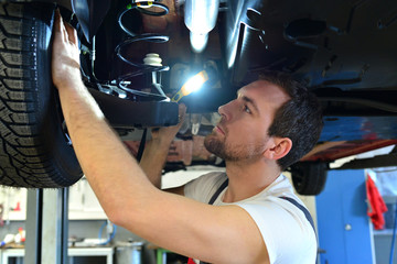 Automechaniker // Mechanic checks a vehicle