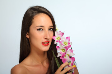 Ritratto di ragazza con orchidea
