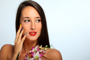 Ritratto di ragazza con orchidea