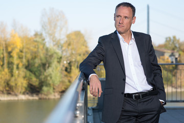 50 jähriger Mann schaut ernst