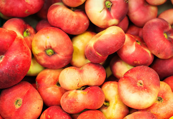 Fototapeta na wymiar Bunch of ripe peaches in supermarket.