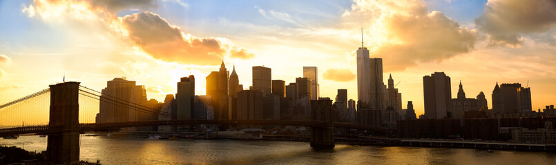 Panorama de Manhattan avec le pont de Brooklyn au coucher du soleil, New York