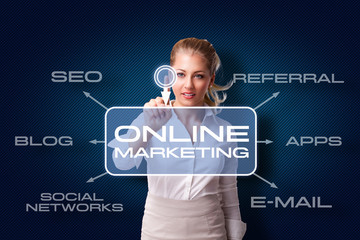junge Frau startet Online Marketing Kampagne