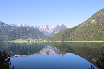 Fototapeta na wymiar Bergspiegelung im See mit
