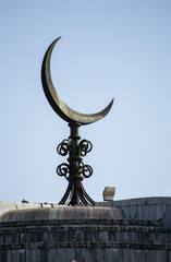 Mezzaluna sul tetto di una moschea