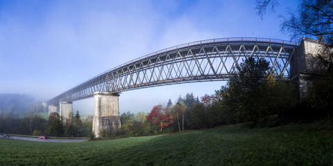 Eisenbahnbrücke bei Regen, Bayern