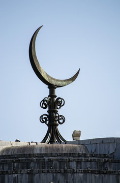 Mezzaluna sul tetto di una moschea
