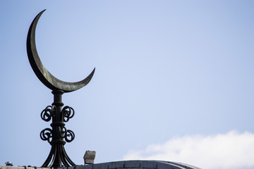 Mezzaluna sul tetto di una moschea