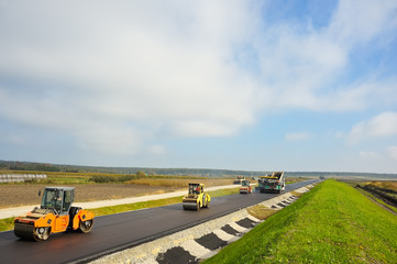 Landstraße wird asphaltiert und bearbeitet