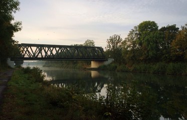 Fototapeta premium Eisenbahnbrücke über einen Fluss