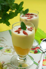 Yogurt con frutta e bacche di Goji