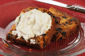Fruit cake with cream cheese