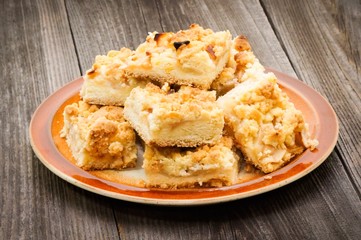 Teller mit Kuchenstücke auf einem alten Holztisch