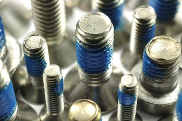 Selbstsichernde Senkschrauben