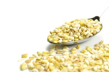 Mischgetreide auf einem Löffel