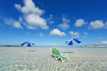 美しい沖縄のビーチと夏空