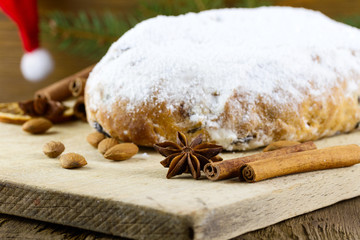 Christstollen mit Puderzucker