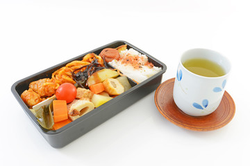 美味しそうなお弁当とお茶