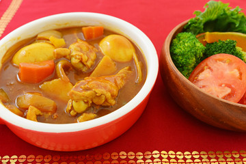 美味しそうなカレーとサラダ