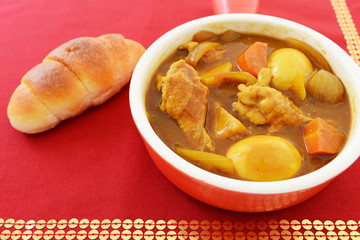 美味しそうなカレーとパン