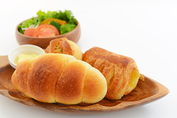 美味しそうなパンとサラダ