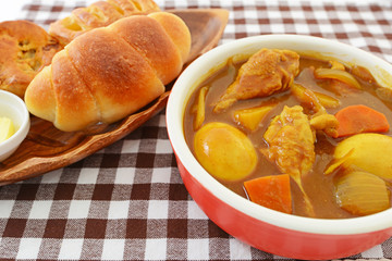 美味しそうなカレーとパン