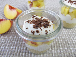 Kuchen ohne Backen mit Pfirsich im Glas