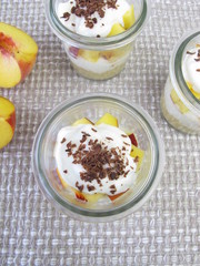 Kuchen ohne Backen mit Pfirsich im Glas