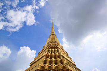 Fototapeta premium Landscape and Pagodas with the sky in Wat Phra Kaew