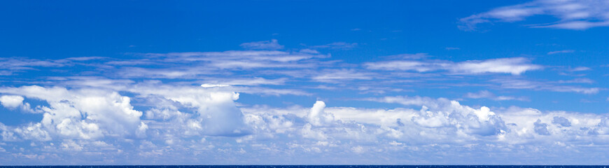 Naklejka premium błękitne niebo i chmury nad horyzontem