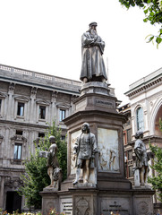 Obraz premium Leonardo Da Vinci's statue at piazza della scala, Milan, Italy
