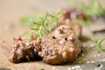 Steak auf altem Schneidebrett
