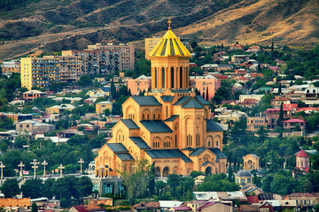 View of The Holy Trinity Cathedral Tsminda Sameba church in Tbil - obrazy, fototapety, plakaty