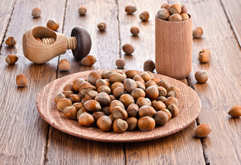 Orzechy laskowe na drewnianym talerzu