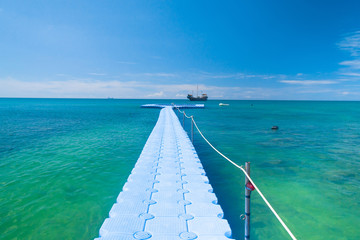 Obraz premium Path filled with Love Jetty to the blue